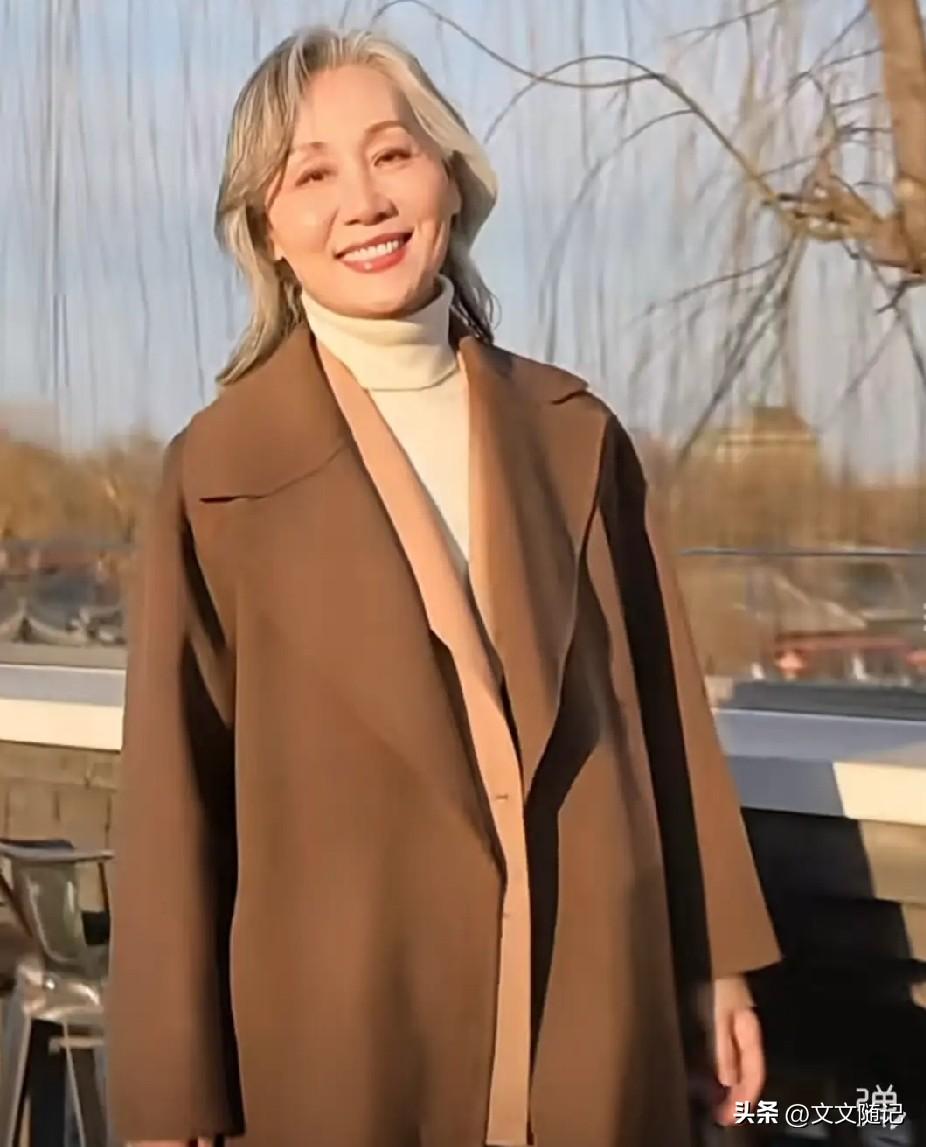 说实话，我一年没染头发了。

以前看见一根白毛就拔，现在满头白，懒得拔了。

上