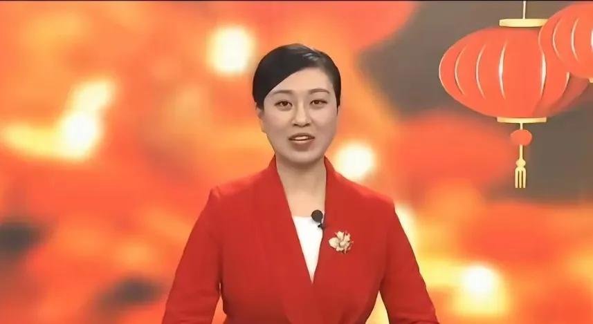 她不是电视台的主持人，而是河北省张家口怀来县的县长张琪，清华大学的女博士，形象气
