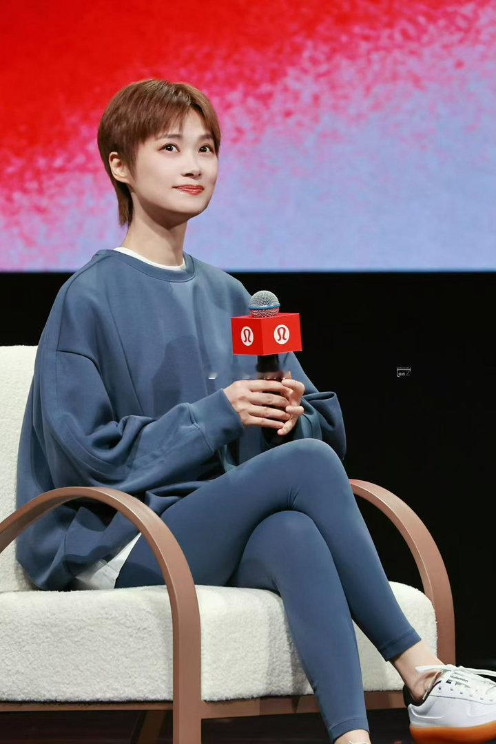 快递小哥问李宇春轮滑学会了吗小区偶遇名场面！快递小哥看见李宇春，第一句话就问轮滑