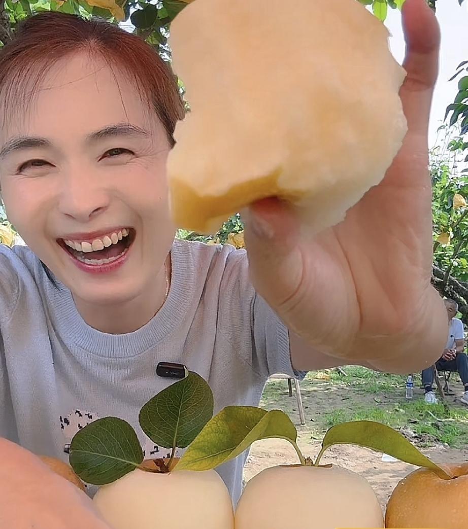 瑾汐今早直播不到1个小时售出近2000单
二哈功不可没！因为她激起了网友们的胜负
