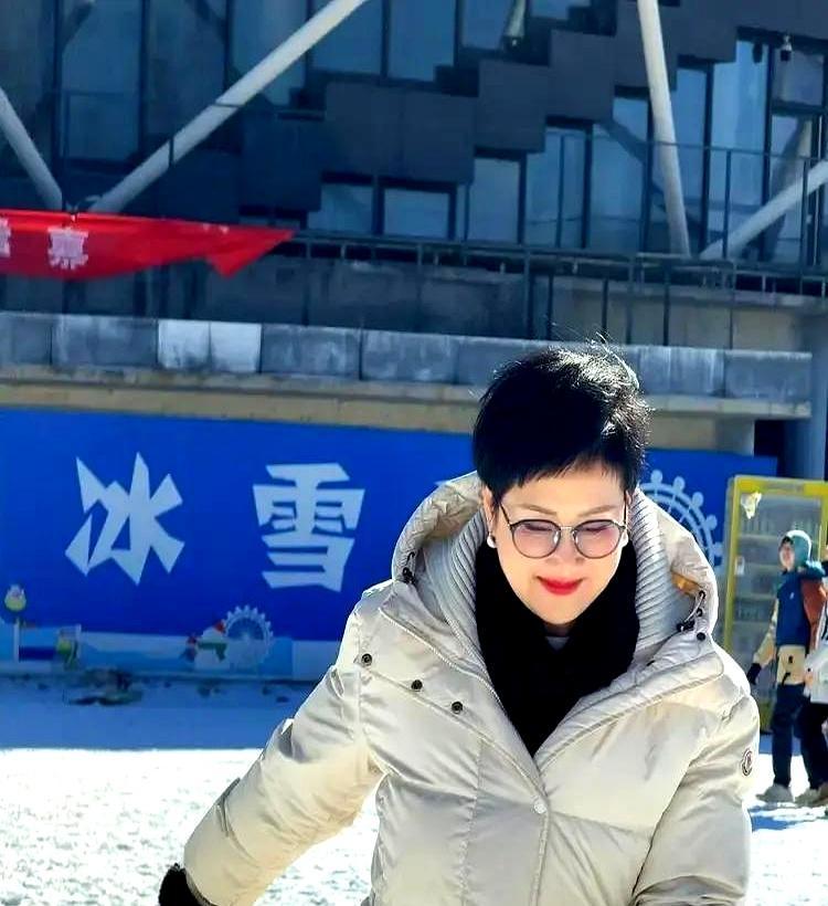 零下十度，61岁的张凯丽穿着丝袜就上了红毯。
 
网友炸了锅。有人心疼她“一把年