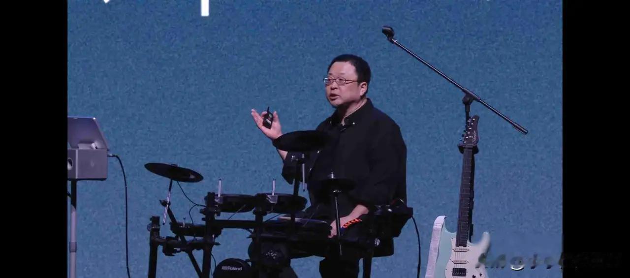 罗永浩上海演讲自曝播客日赚斗金却称不稀罕，千万网友怒赞：这碗饭我们想吃还吃不上！
