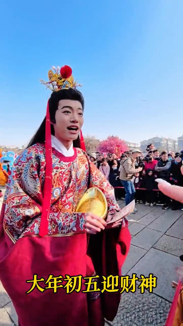 大年初五迎财神。
2月21日星期六，农历正月初五。