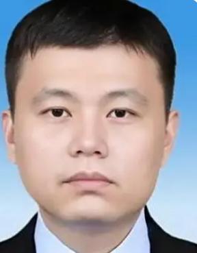 2006年，广东顺德海关的一位小公务员，晚上回家后偷偷地告诉妻子说：“老婆，我的