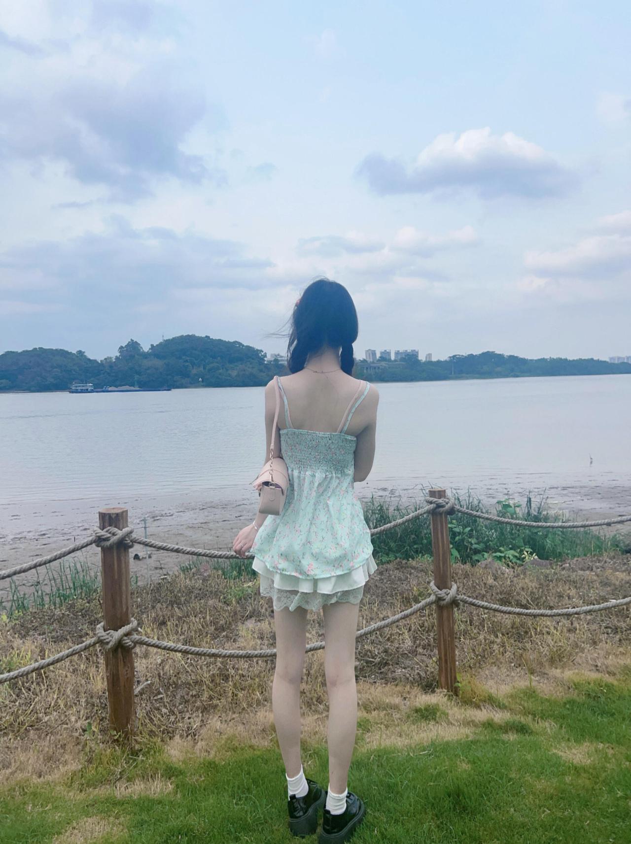 人这一生——
没有最好的年龄，
只有更好的心态。

这话像一把梳子，
把那些缠在