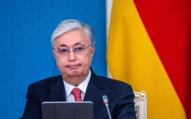 托卡耶夫这哪里是来“做客”的？分明是来“砸场子”的！拿着日本给的37亿支票，反手