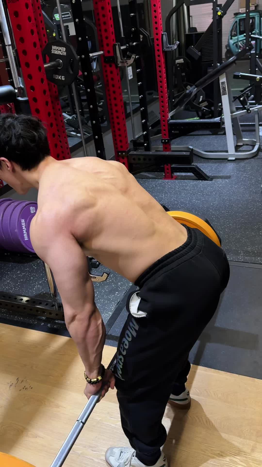 背部训练流水线 杠铃划船100kg 5组 120kg三组 140kg两...