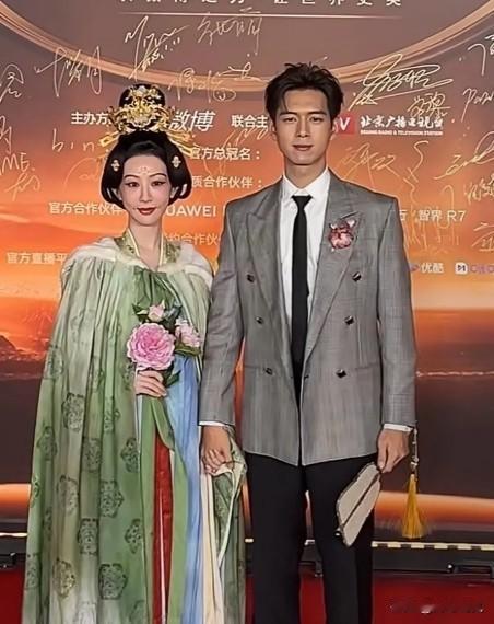 杨紫最近看起来有点累，网上却还有人说她美美的。其实每个人审美不同，有人觉得她现在