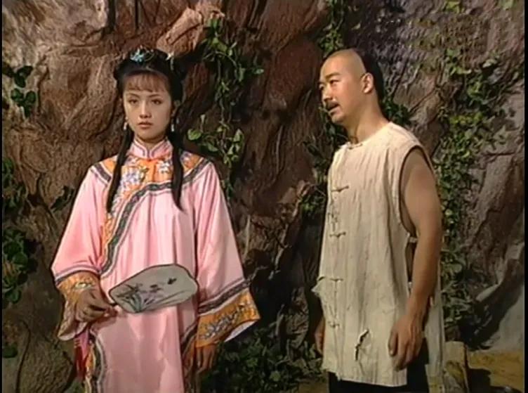 当年，朱媛媛在剧组碰到张国立，就钻到他屋里边不出来，说了一晚上的话，张国立忍无可