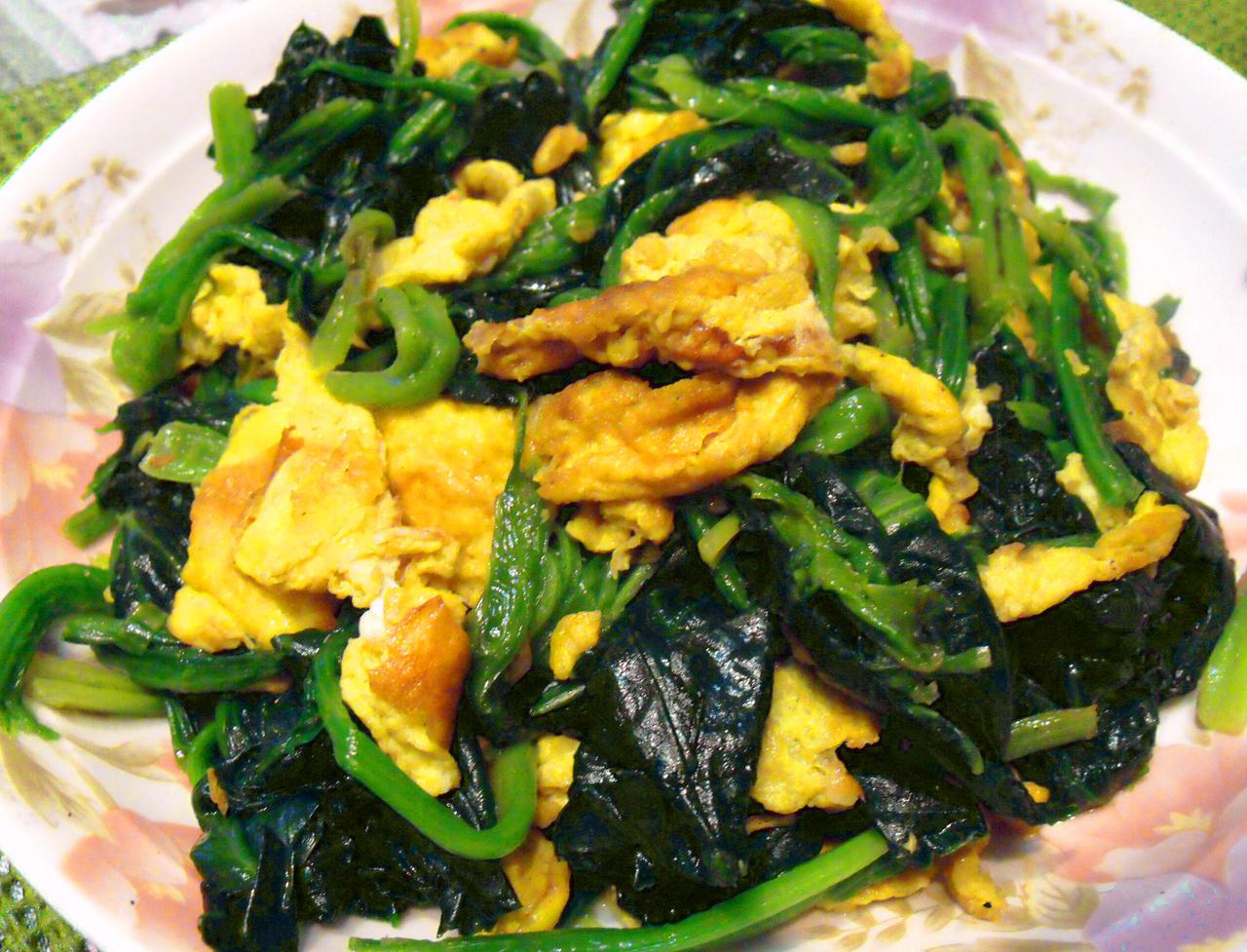 🥬蛋液在热锅上跳圆舞曲，菠菜裹着烟火气蜷缩成翡翠💚。简单即圆满，家常菜才是舌