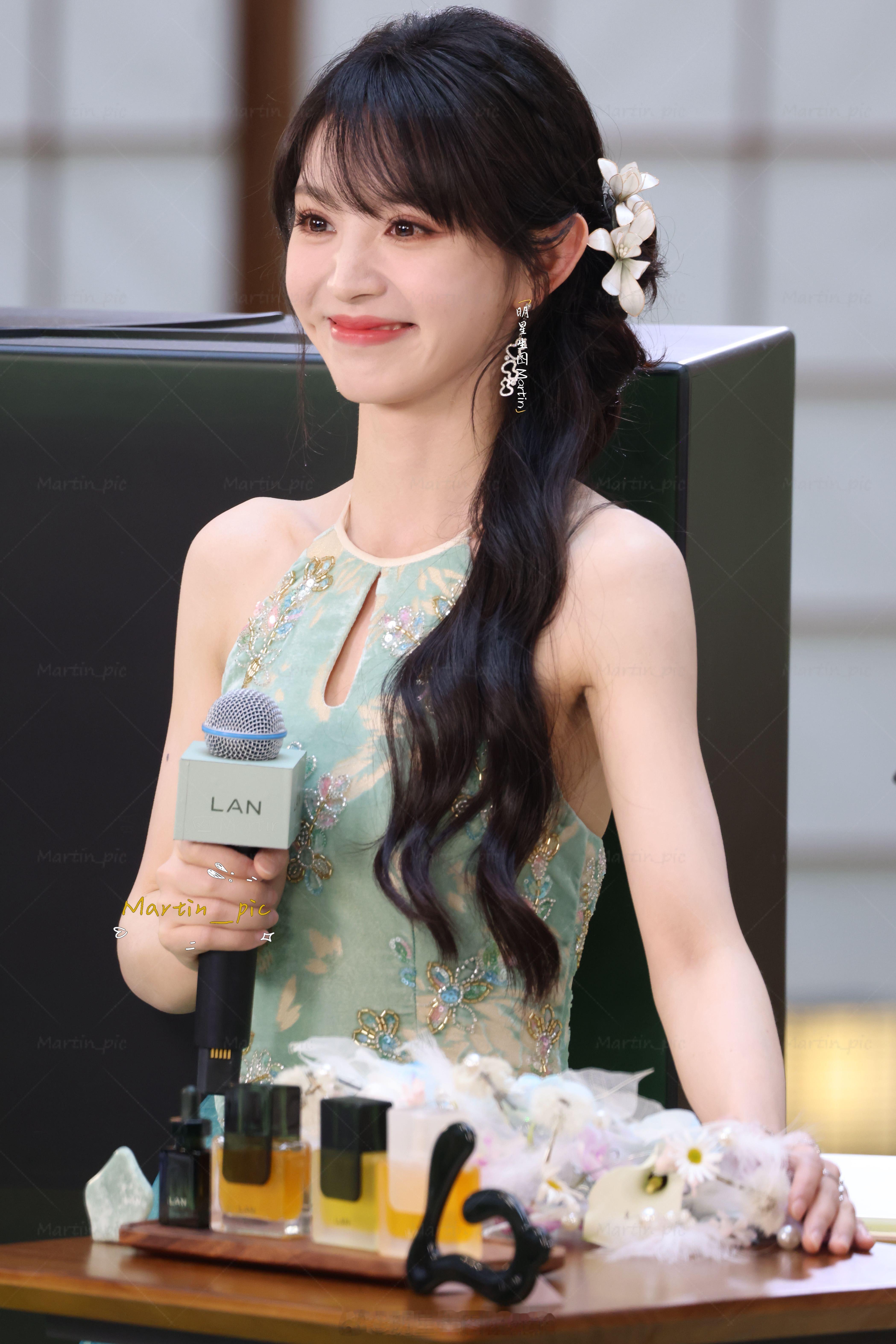 田曦薇 田曦薇品牌活动生图新中式的田曦薇宝宝 淡雅又温婉田曦薇飞吻