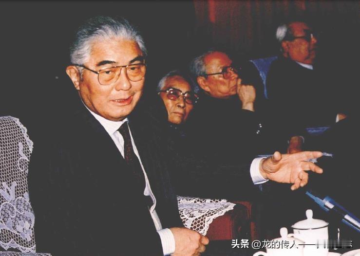1989年12月30日，中共中央邀请各民主党派、全国工商联主要领导人和无党派爱国