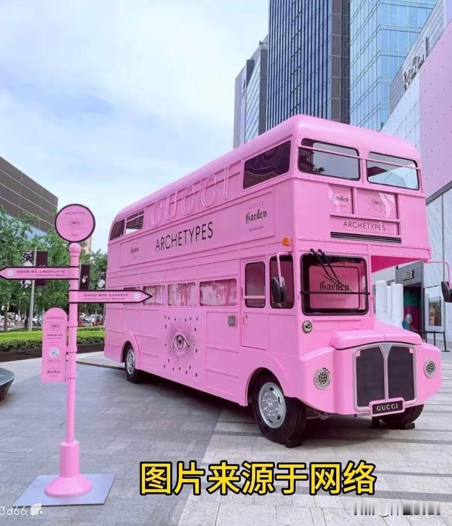相信大家都见过双层巴士，但
也许有朋友不知道，我国第一辆自主制造的双层巴士诞生地