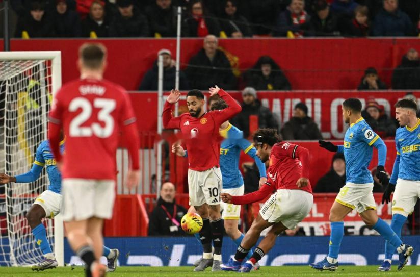 英超第19轮，曼联坐镇老特拉福德球场与狼队1-1战平，全场哨响时主场球迷报以阵阵