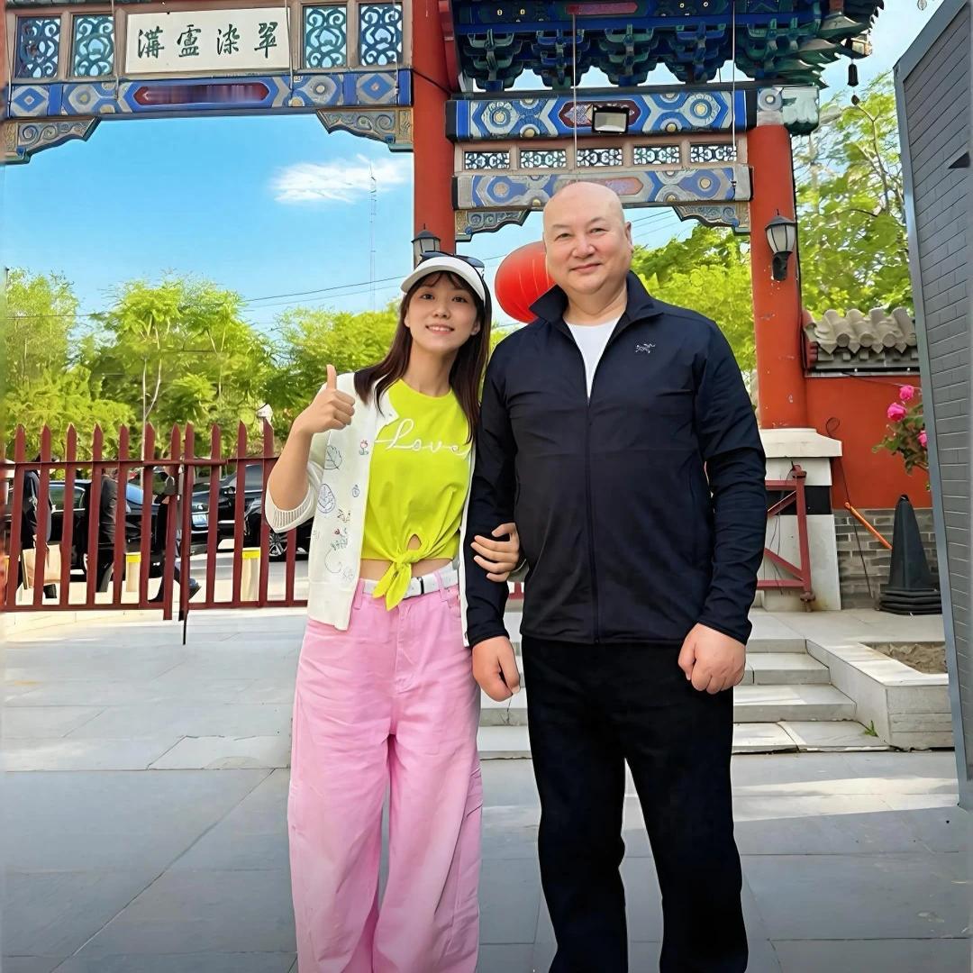迟重瑞的最新动态！与年轻女子手挽手出行，两人不是情侣 