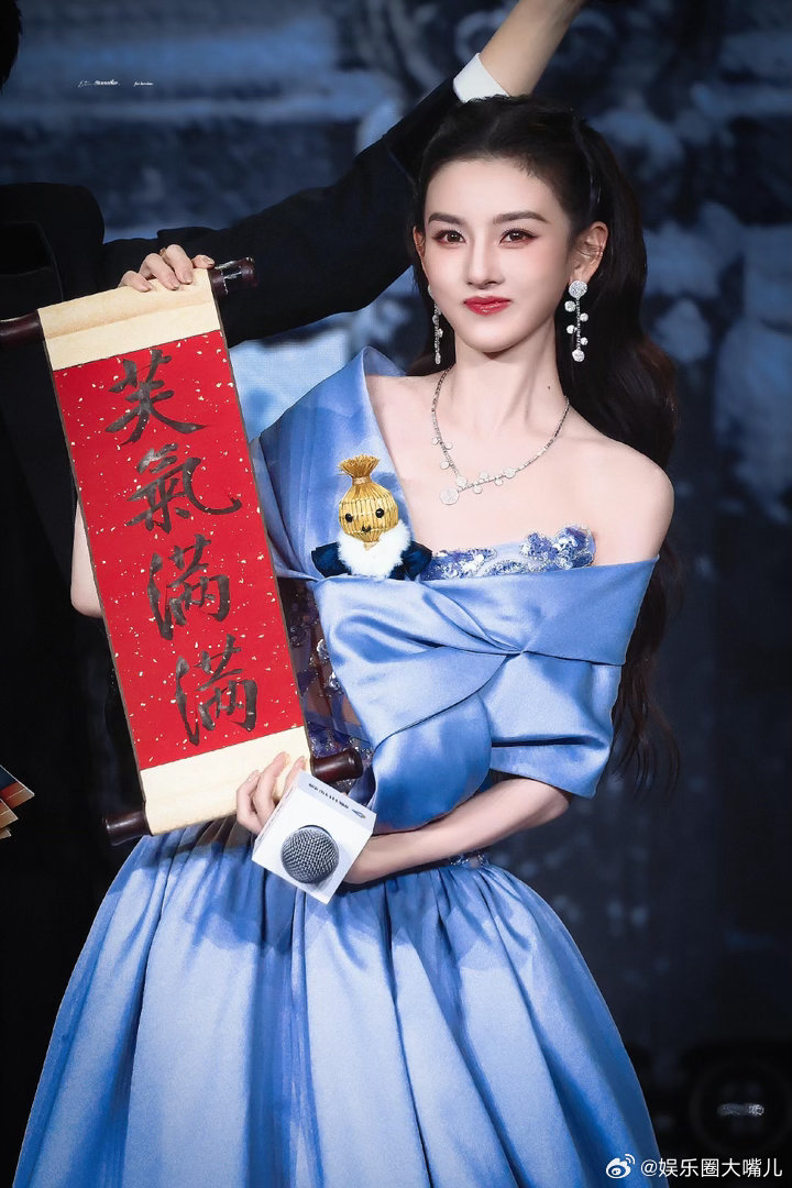 宋祖儿把娃娃塞进礼服里 谁懂宋祖儿藏娃娃这个细节的含金量！裴右安小娃娃被塞进礼服
