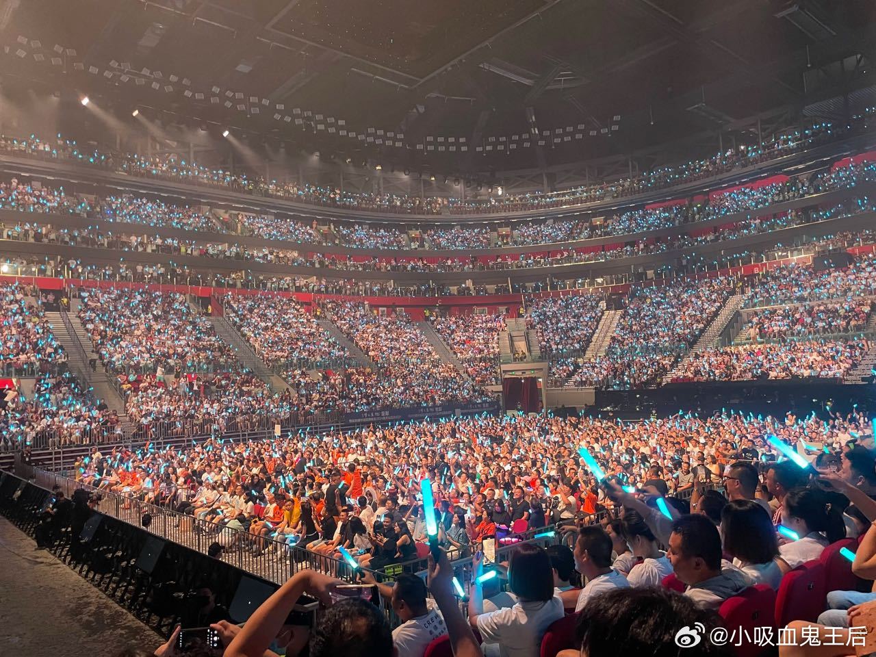 抽4个人去看演唱会！酒店+机票+演唱会门票全包！不要的可折现6000元！想干嘛干