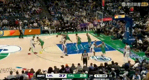 学申京？斯玛特背打小个，詹姆斯抢走惨被抢断！
2节中斯玛特准备欺负180小个内姆