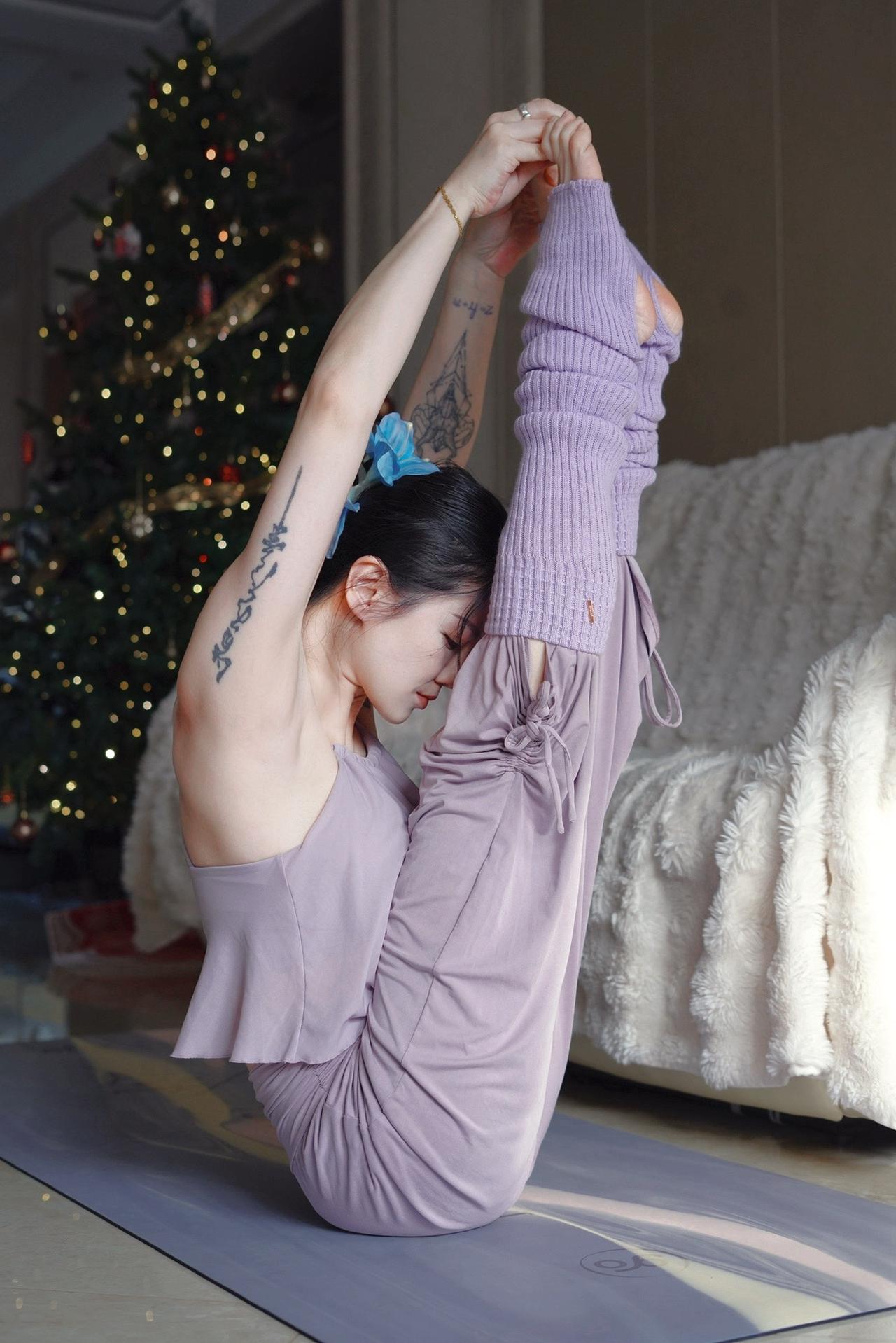 居家瑜伽｜流动是一场场不动声色的重建。瑜伽服搭配 瑜伽女孩