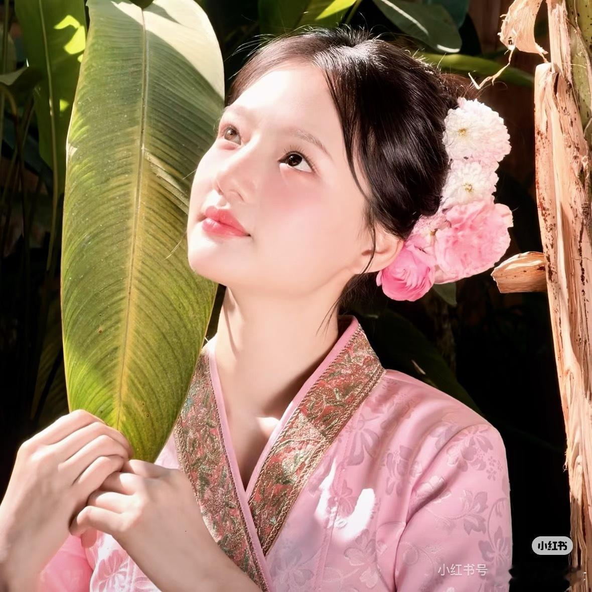 小猪敏脸上最大的bug就是鼻子，如果镜头里在光影角度之类的影响下她的鼻子不明显，