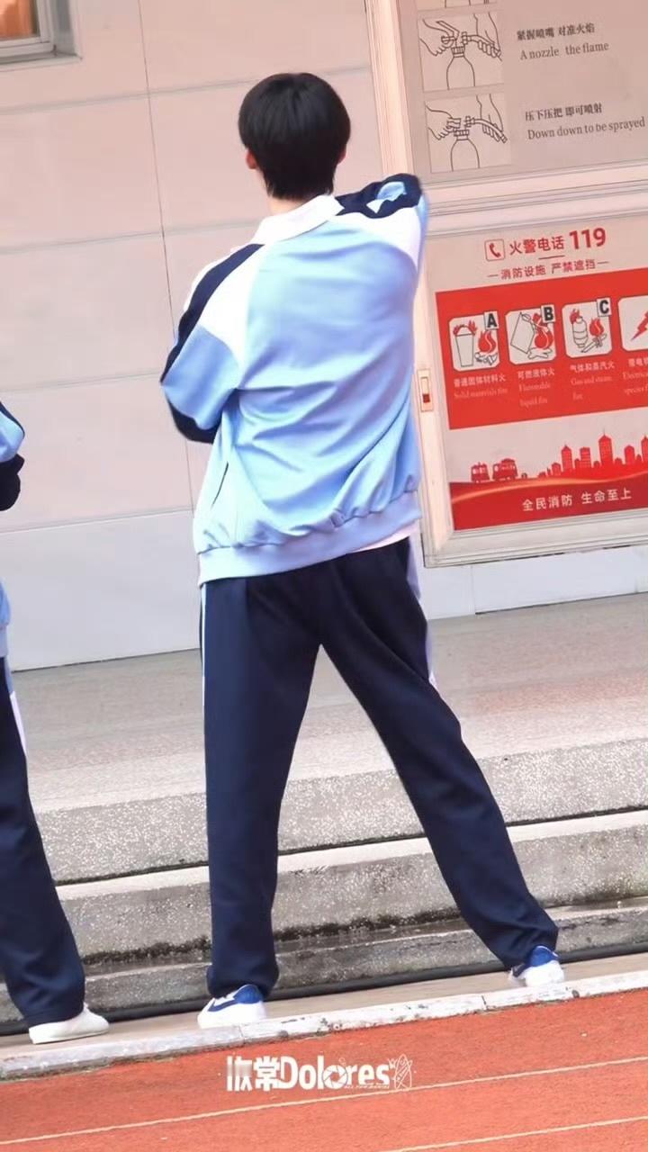 专业摇子周柯宇在片场也要摇花手吗？哈哈并试图教会王姐怎么摇
