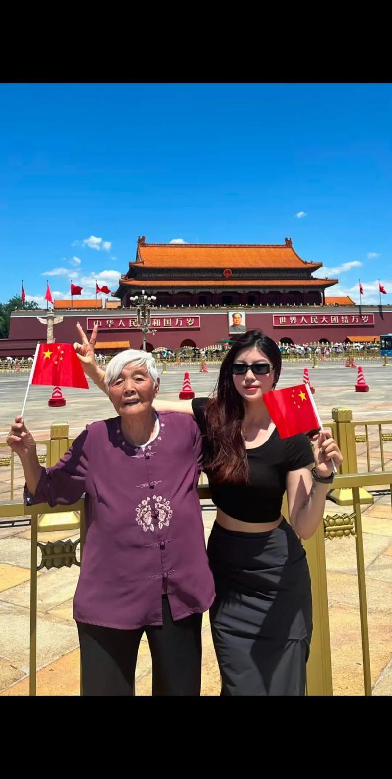 从友的作品来看，确实感到友友才是一个知恩图报的孝老之人，尤其是作品的字里行间都渗