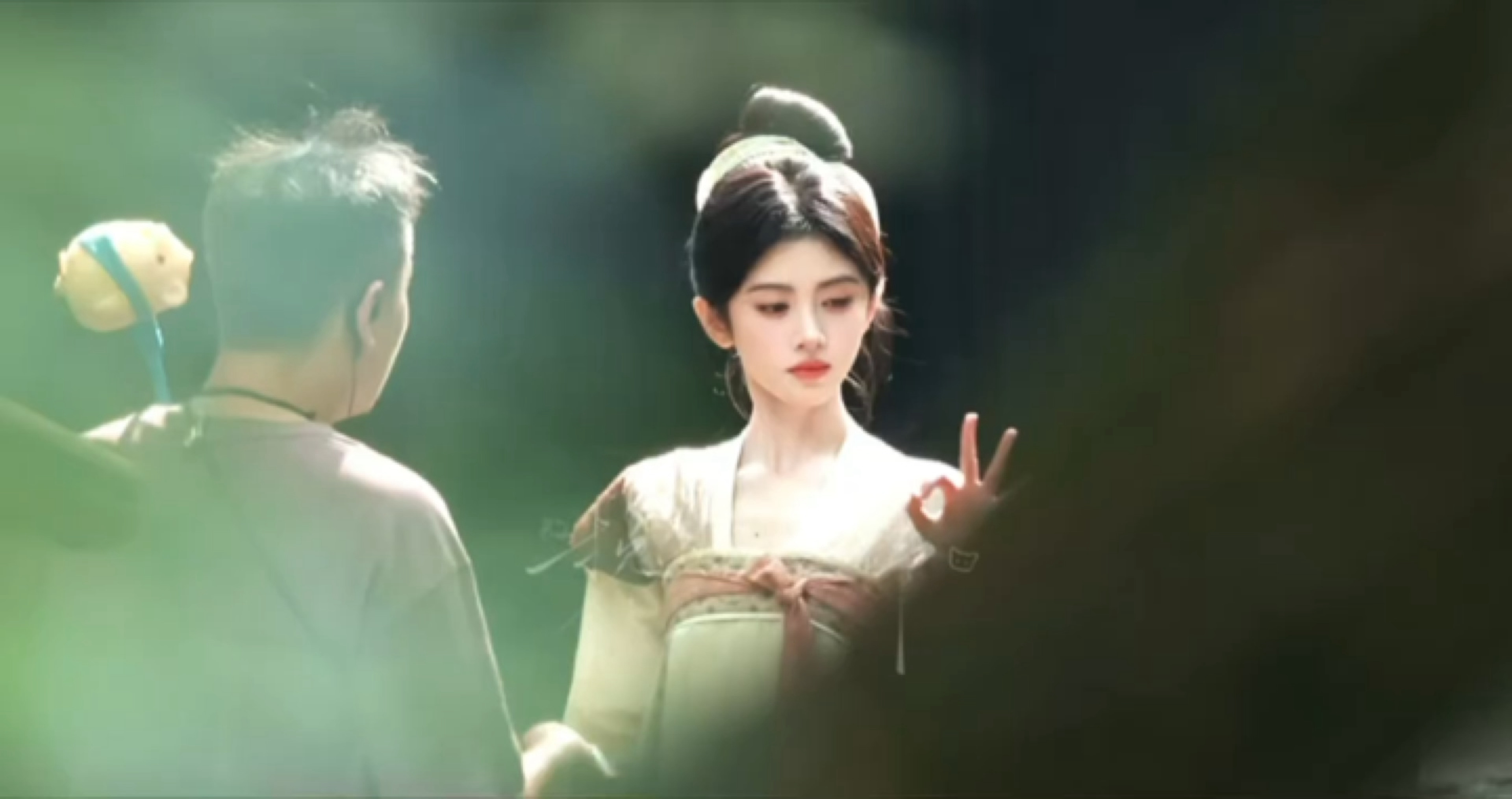 鞠婧祎 x 万花世界丨苏绿夏、素净一张脸🤍 