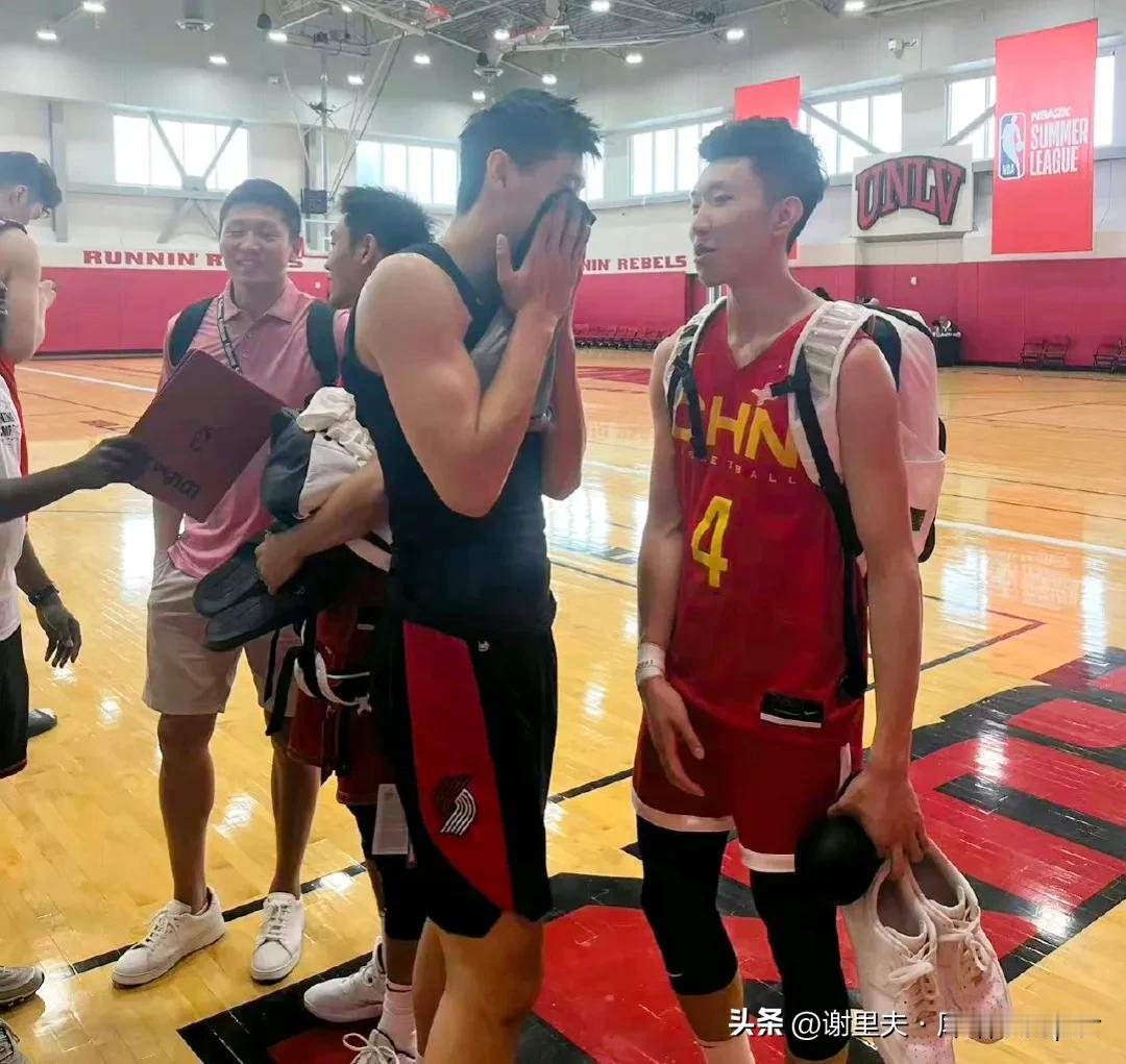 CBA休赛期三个新消息，中国男篮42-61不敌开拓者，双方只拿三节球，美国媒体赛