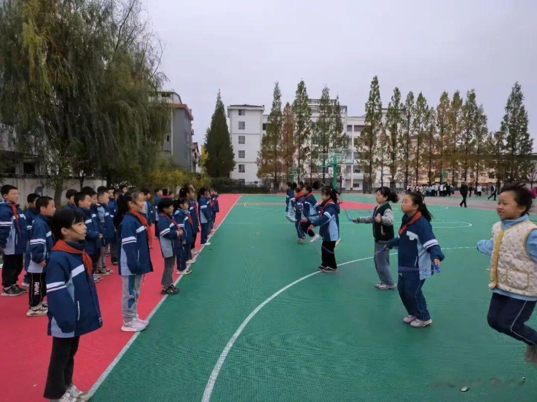 近日，汉台区铺镇中心小学秋季达标运动会拉开了帷幕并顺利举行。本次运动会以年级为单