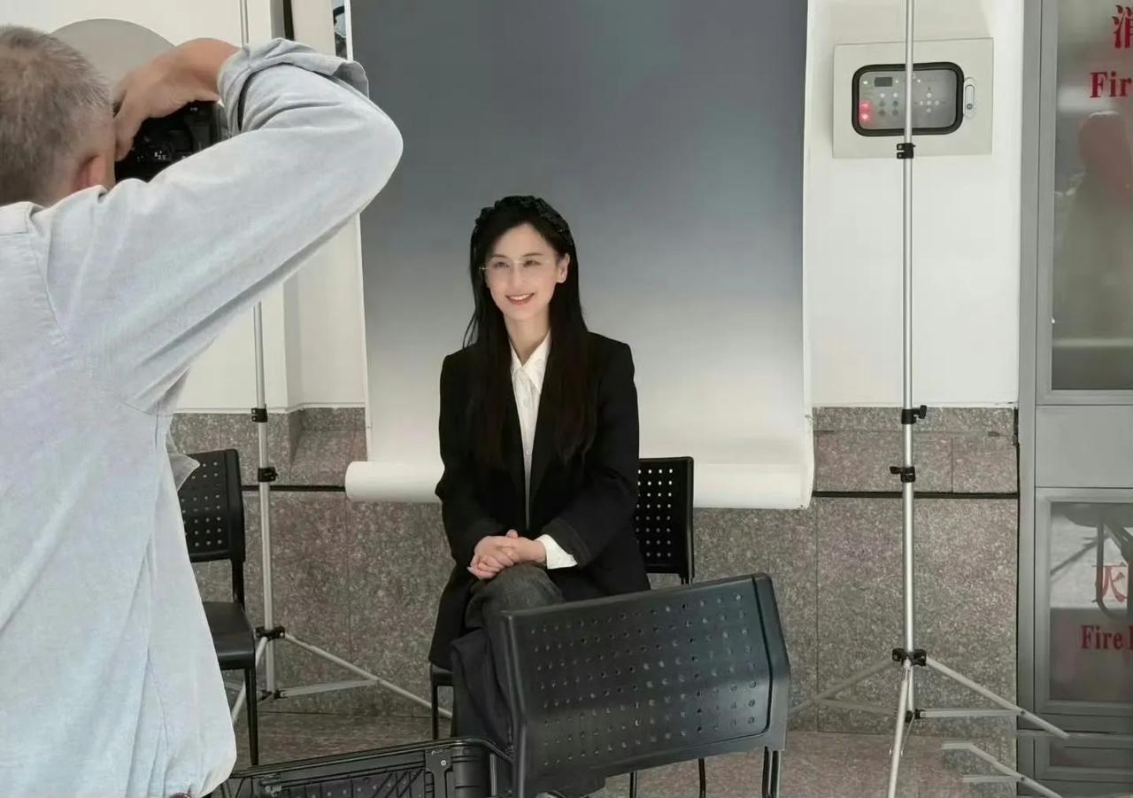 娱乐圈再次掀起惊涛骇浪，知名女星黄圣依与丈夫杨子的婚姻宣告终结，她毅然决然地选择