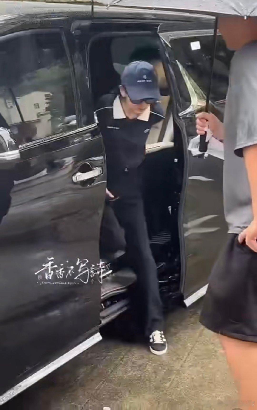 宋祖儿老干部风 祖鹅这造型是来炸场的吧！老干部风穿搭被她穿出独特韵味，短袖配西装