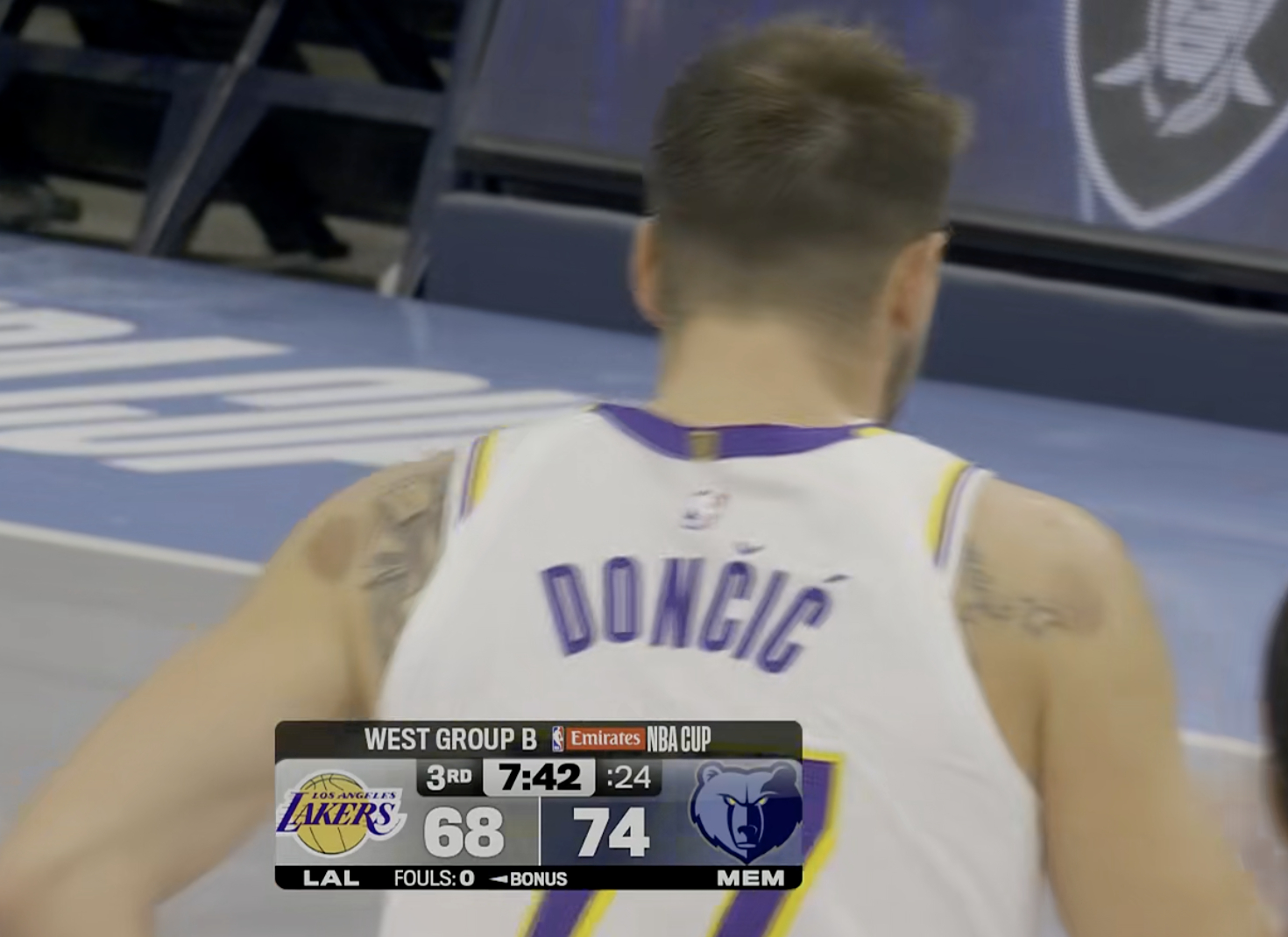 灰熊暂停，湖人造了很多犯规 ​​​​湖人只差6分，回来后东契奇2罚 ​​​​对面