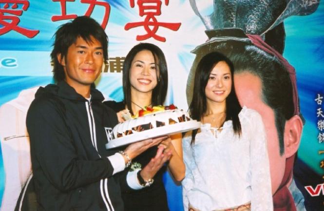 《寻秦记》庆功宴上的古天乐、宣萱、郭羡妮
那可是2002年，二十多年过去啦
他们