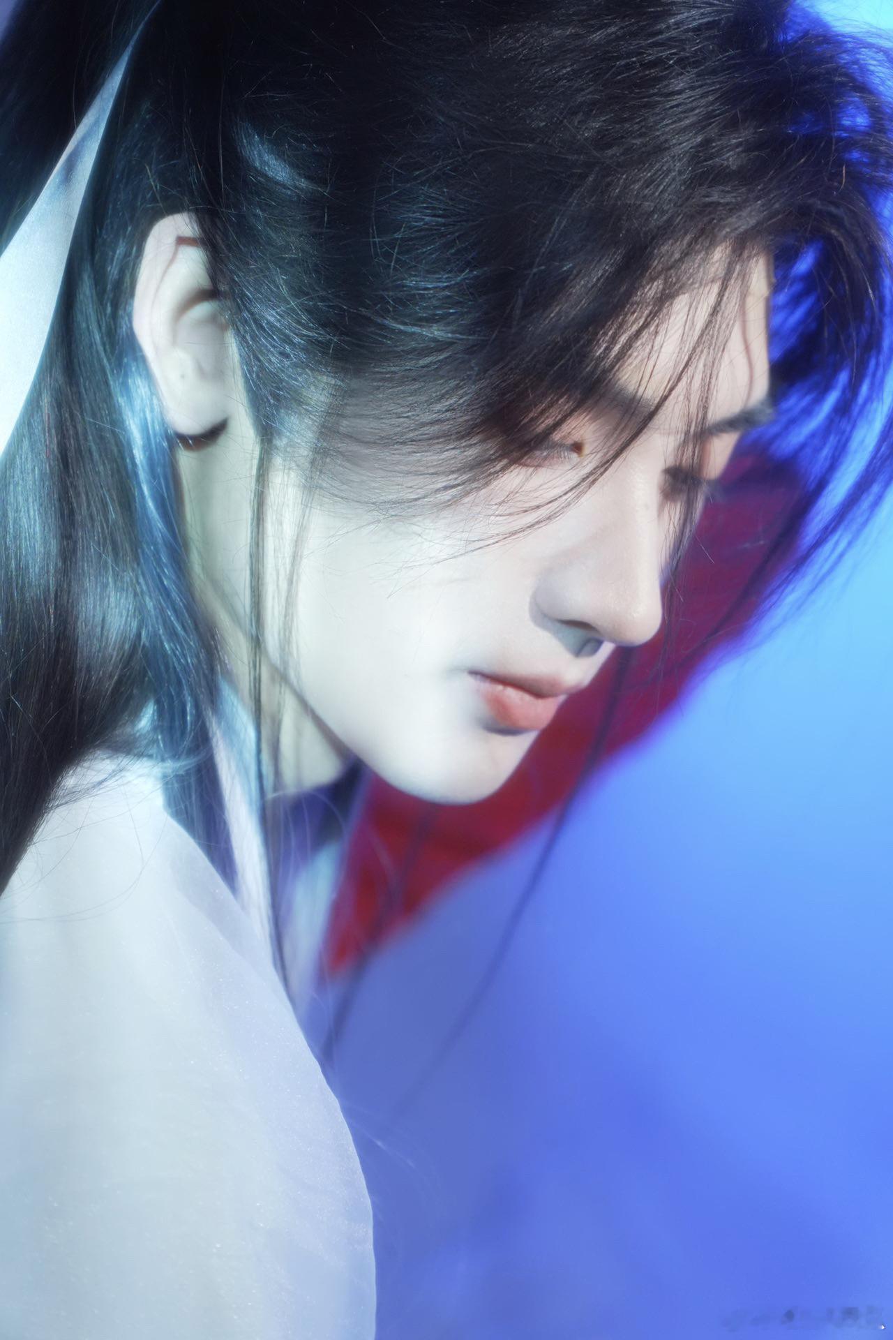 黄俊捷手执棋子 救命！黄俊捷执棋的眼神杀我！深邃又专注，配上古雅棋盘，这才是古装