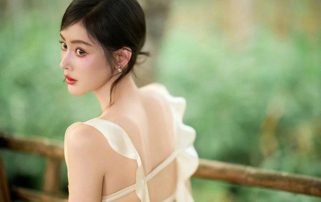 张天爱这组森系造型，把“松弛感”焊在身上了

张天爱这组林间大片真的美到失语。一