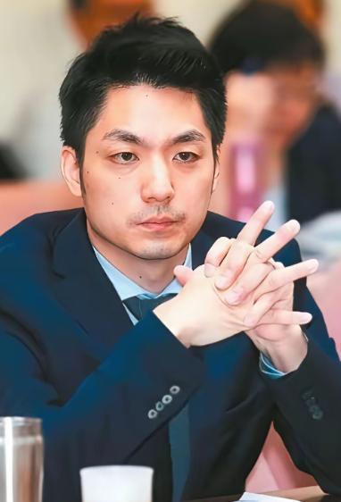 最近蒋家那边又传出消息，有后人站出来公开喊话，想把蒋介石和蒋经国的两口棺椁迁回大