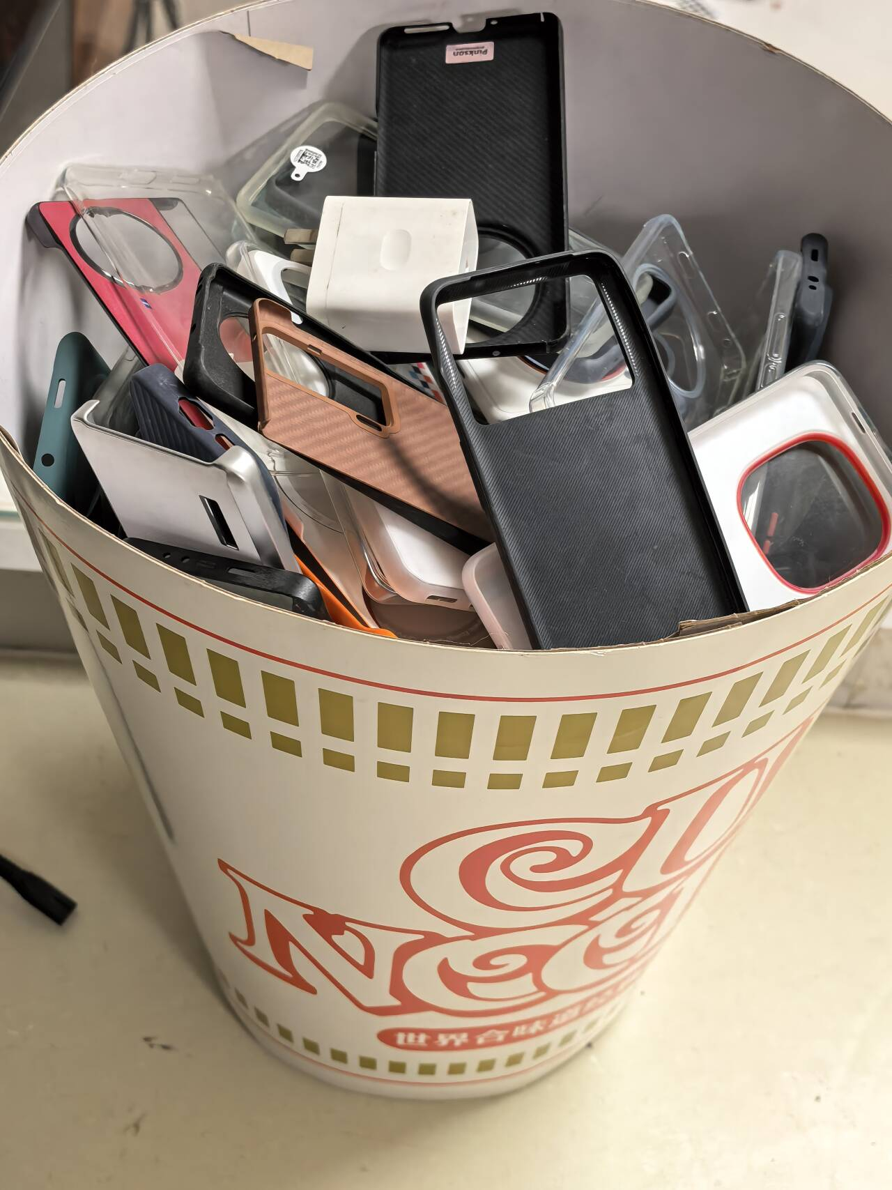 过年的时候收拾出来满满一大筐手机壳，评论区挑战一下有没有比我还多的