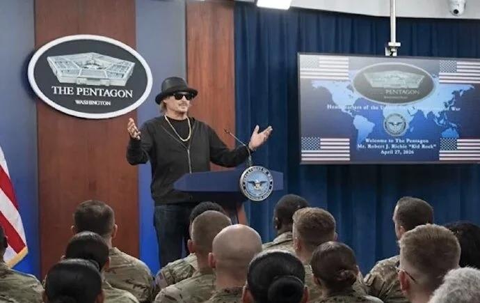 4月30日，据美国媒体报道，美国摇滚歌手基德、洛克登上五角大楼讲台，就是因为与国