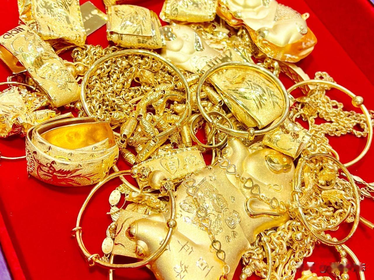 金店疯了！一天暴涨110元，金饰涨到1708/克

家人们，这金价是彻底疯了！昨