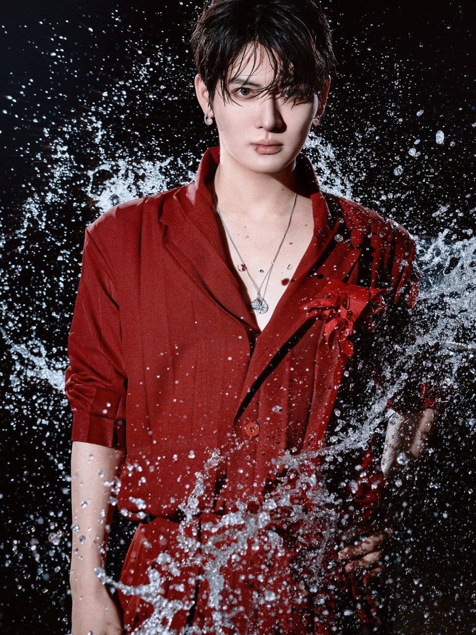 #力丸西装湿身大片##力丸湿身微醺写真#来袭啦！力丸在时尚场域中大放异彩✨。真空