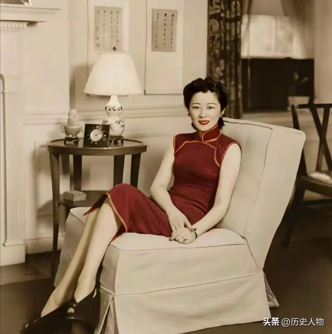 1942年，宋子文夫人张乐怡留影于纽约别墅。彼时国内正处于艰苦的抗日战争，无数民