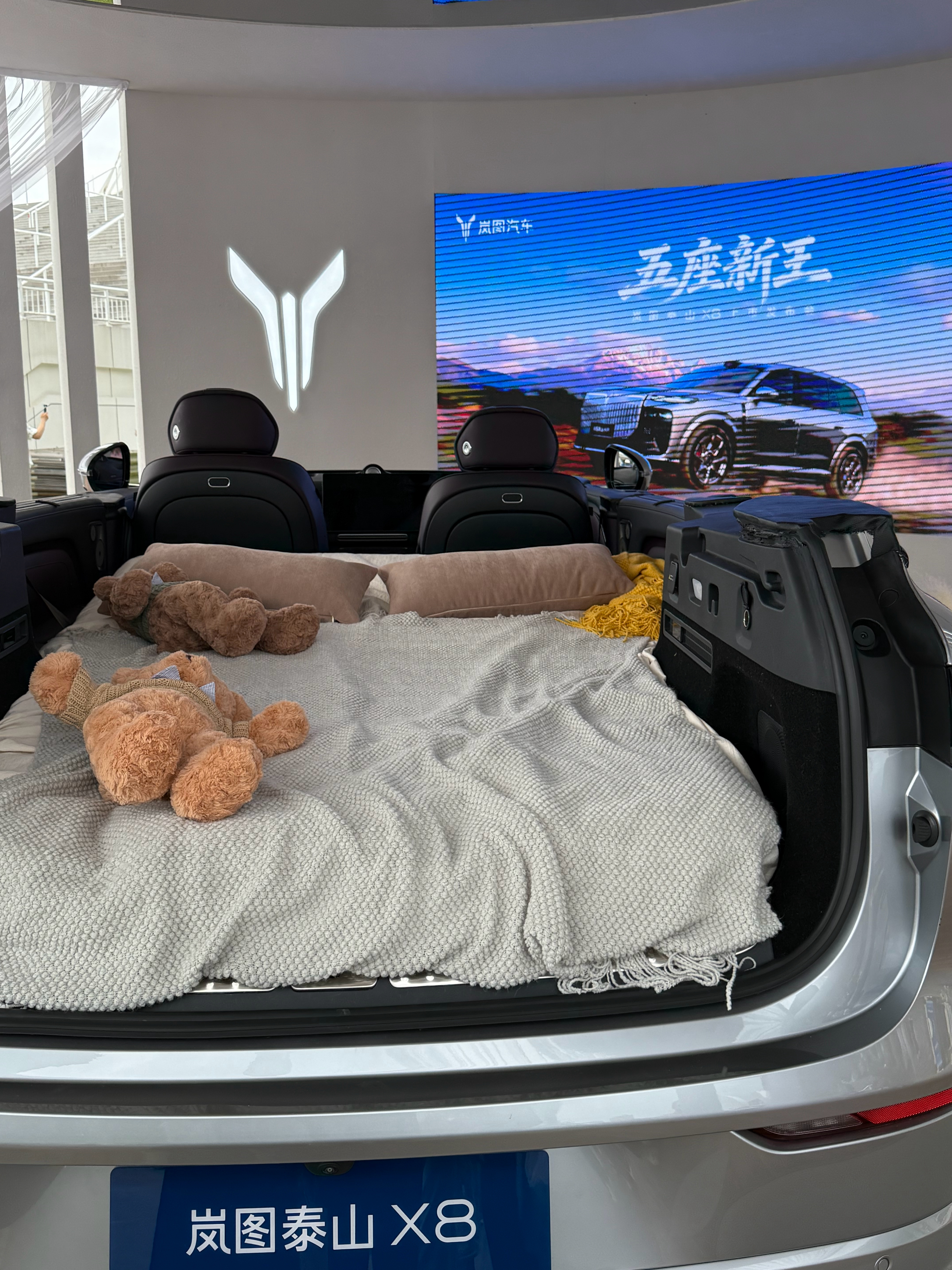 岚图港股上市首款战略车型—泰山X8正式上市！权益后28.29万-36.99万，预