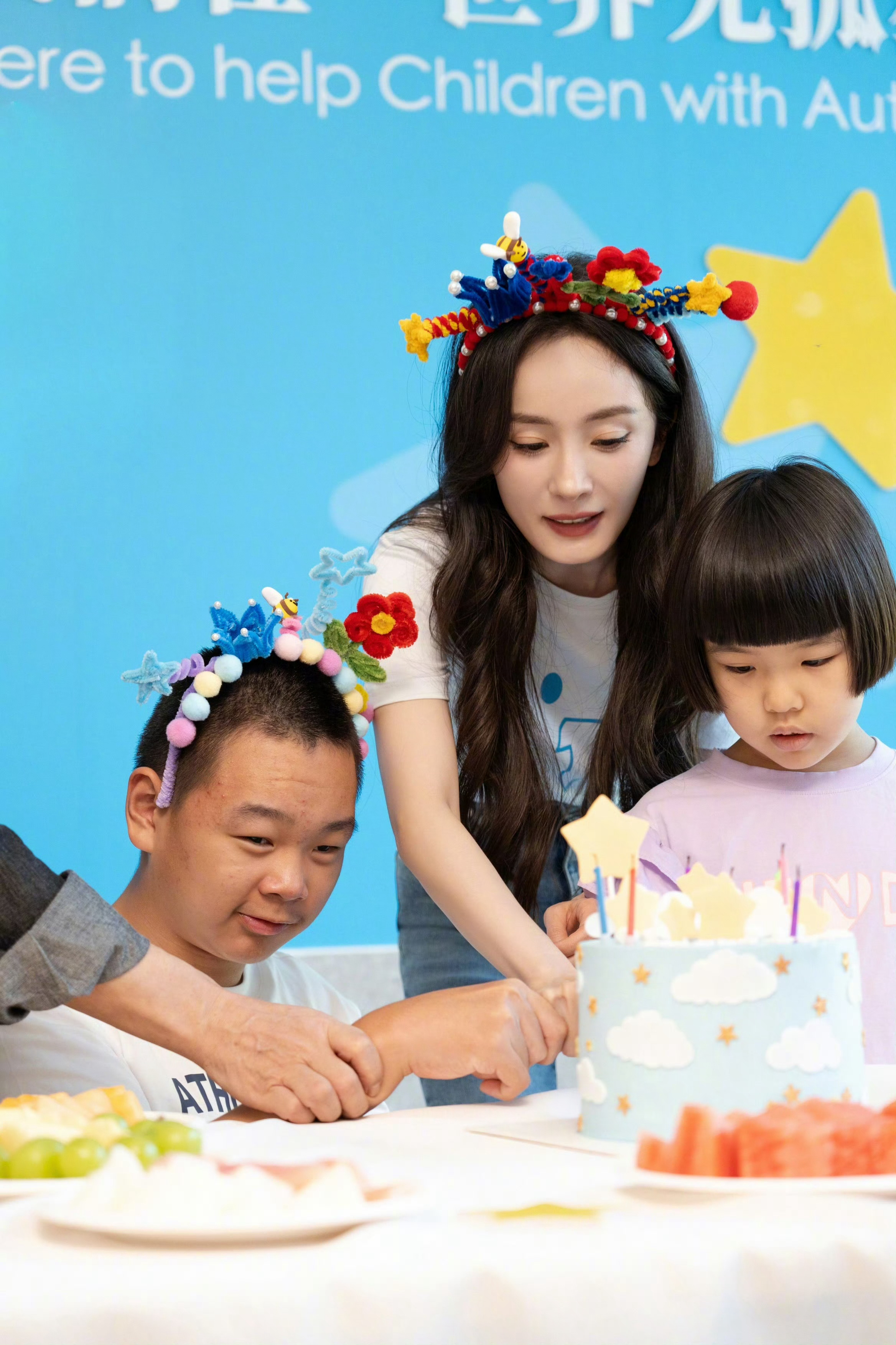 小孩哥逗杨幂连续10年参与壹基金公益项目，连续3年探访孤独症康复中心的孩子[点赞