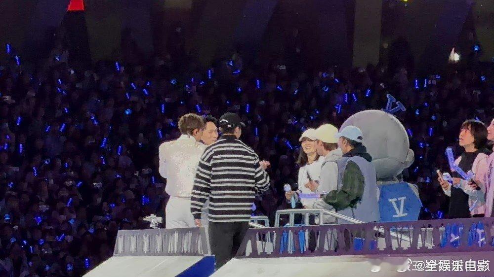 谢娜上了张杰演唱会小火车 张杰鸟巢演唱会收官场，谢娜上小火车了！谢娜上了张杰的小