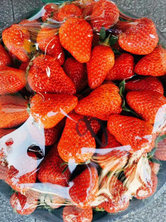 草莓🍓会不会有科技与狠活？求答案。