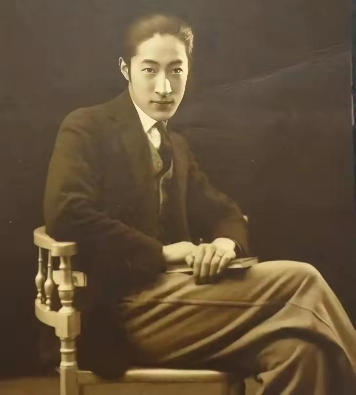 1962年，一位嘴唇、脸庞紫得发黑，头发全白、牙齿掉光，瘦到脱相的老人，在上海监