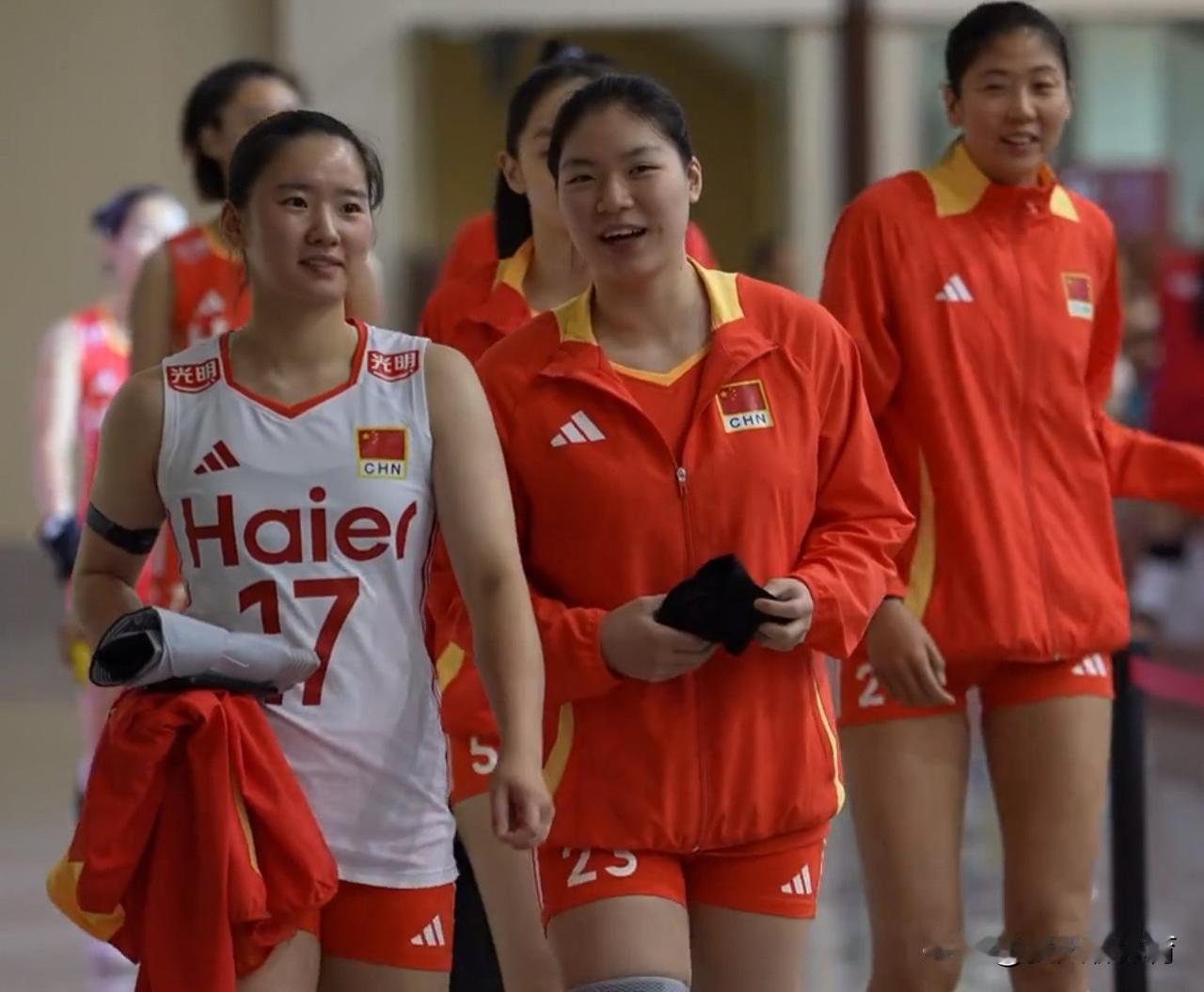 正在直播中国女排VS多米尼加女排！小组头名争夺焦点大战！赵勇教练今天在首发阵容上