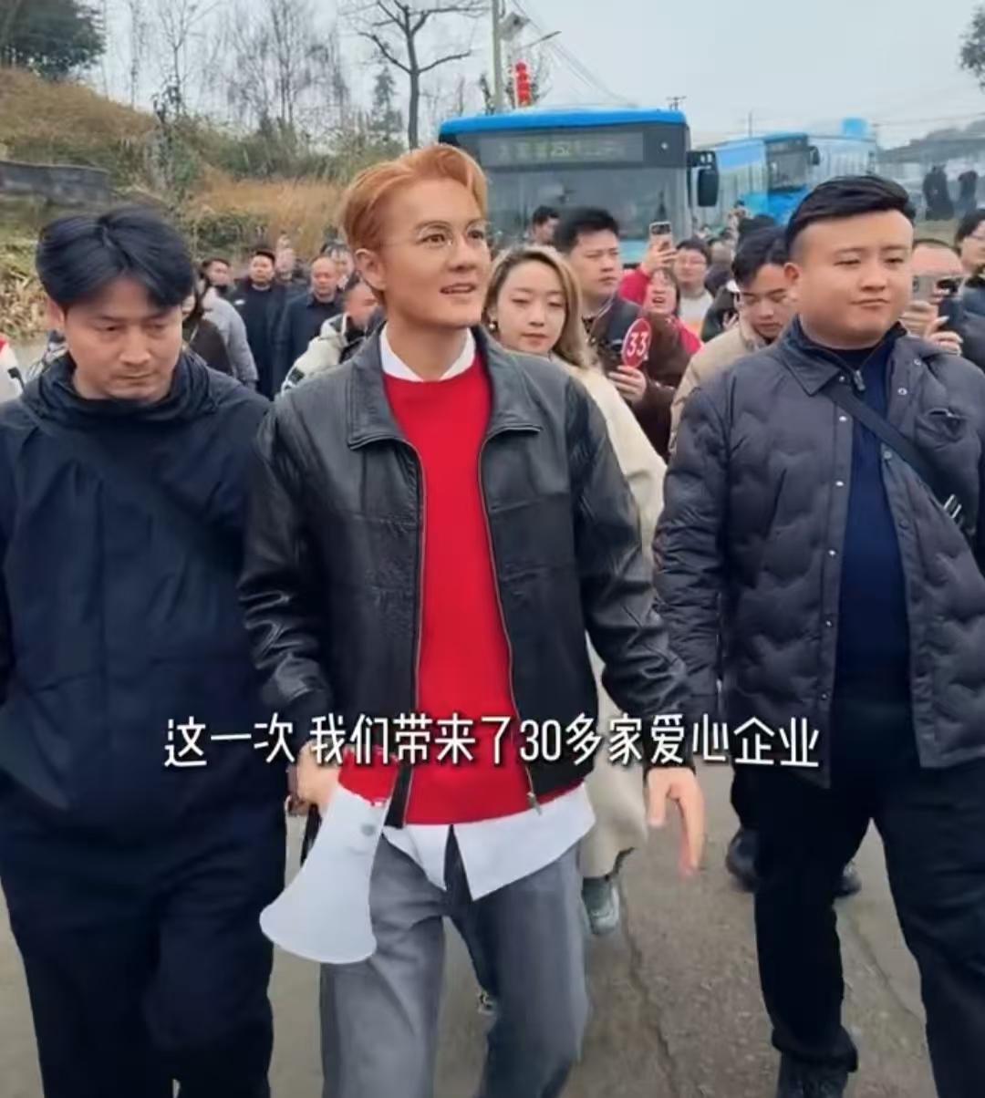 吴克群被网友改名“吴克穷”，扎根乡野做公益，《为你写诗》变成了“为你卖菜”。做公