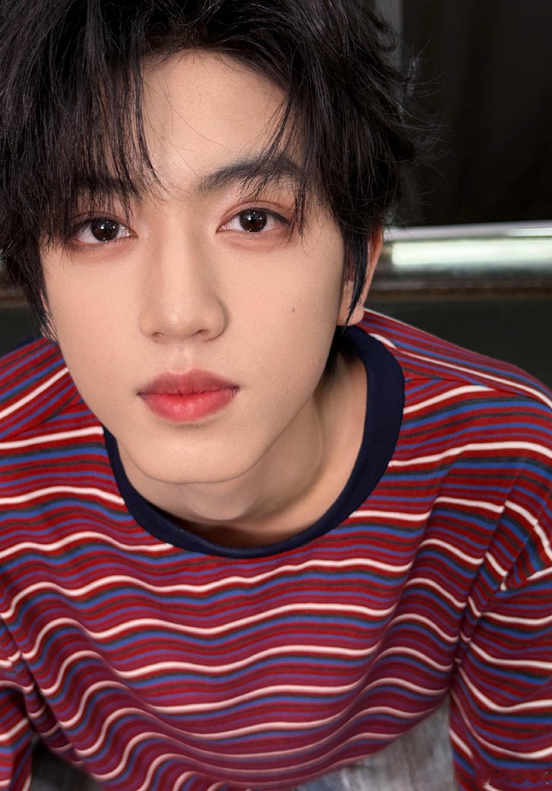 张桂源怼脸照  张桂源怼脸照，谁懂这个桂圆条纹短袖+眼睛造型，清爽的高智感，一整