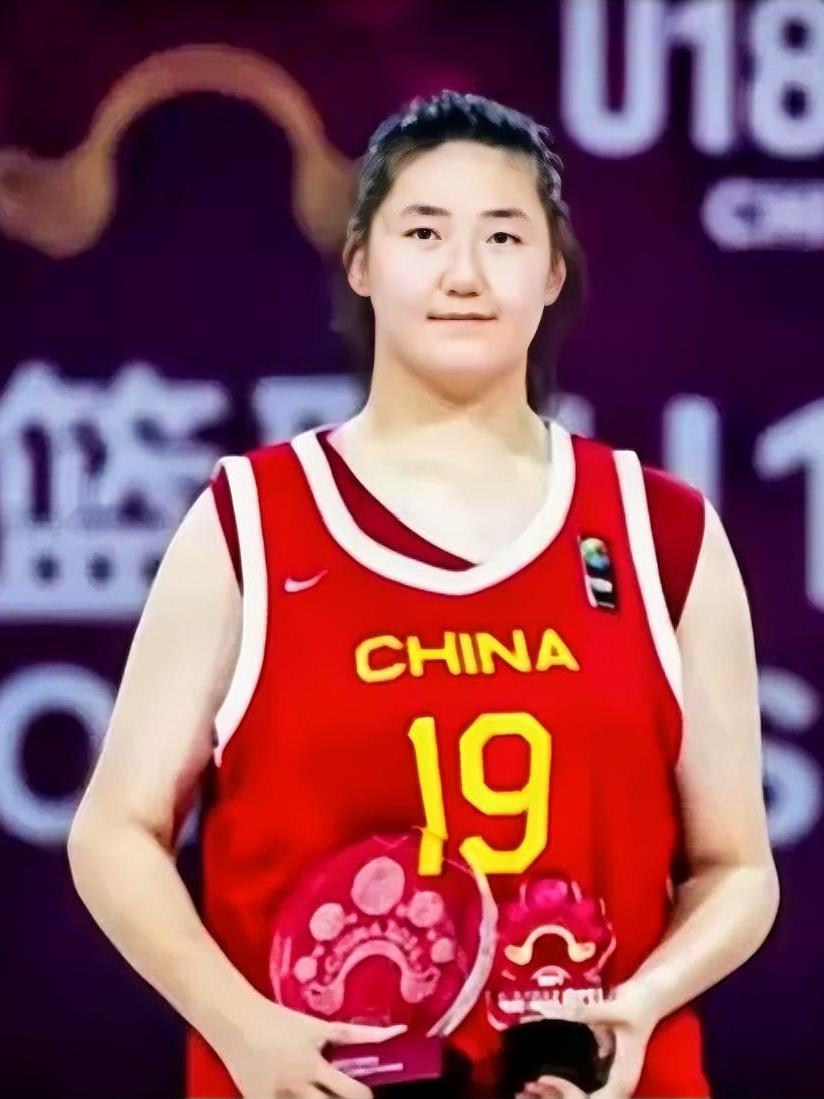 中国女篮怎么这么倒霉啊？在世界杯开幕的紧要关头，内线“三塔”之一的李月汝因护照遗